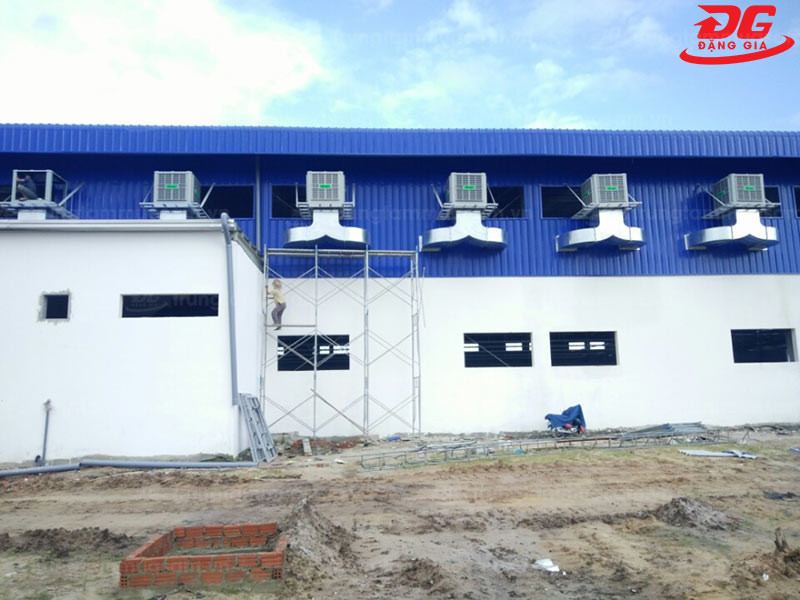 Quạt hơi nước giúp hạ nhiệt độ trong nhà xưởng cực kỳ hiệu quả