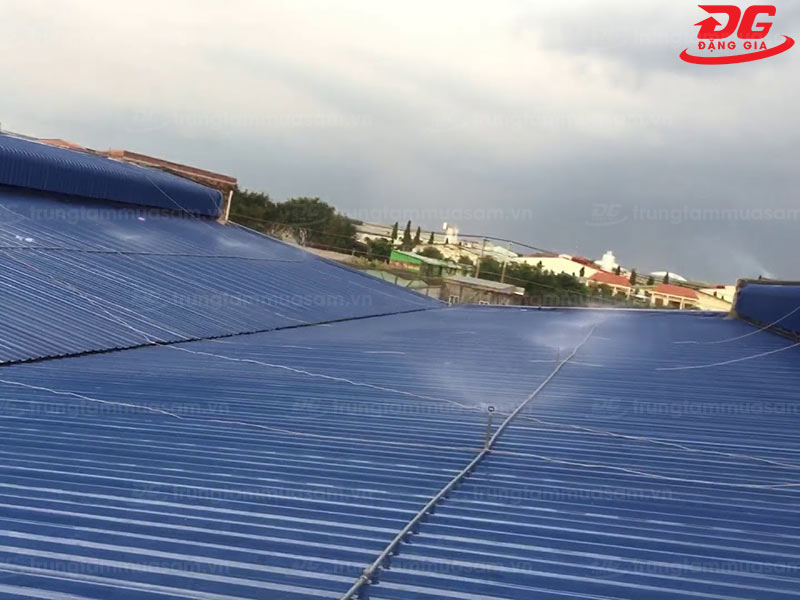 Hệ thống phun nước mái để giải nhiệt bên trong nhà xưởng