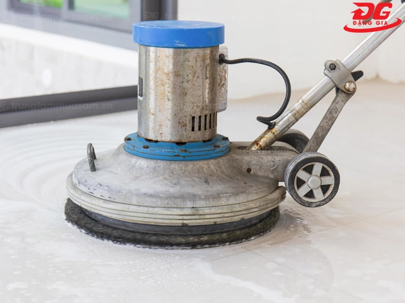 Dùng pad đen cho mặt sàn cần chà rửa