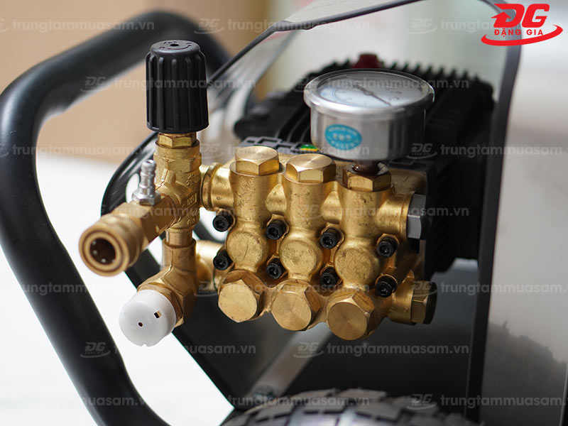 Đầu bơm mặt đồng, bên trên có cụm chỉnh áp và đồng hồ đo áp lực nước