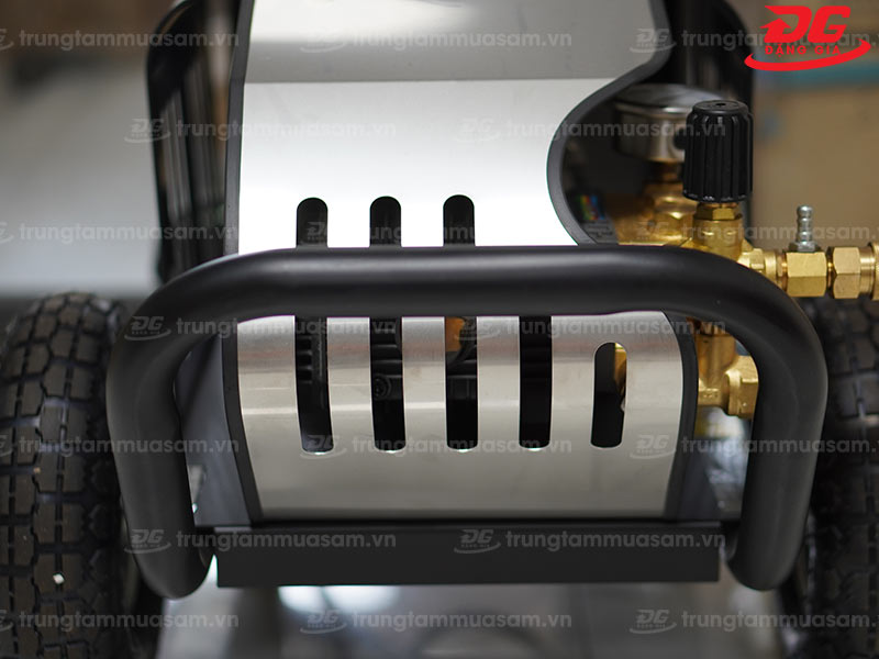 Khung và vỏ máy làm từ thép chắc chắn, bền bỉ