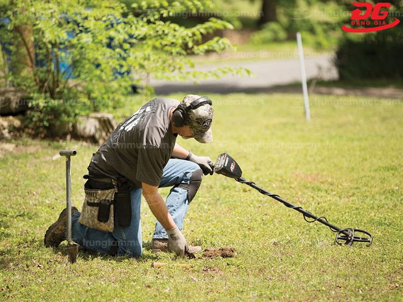 Máy tìm kiếm kim loại dưới lòng đất có nhiều ứng dụng trong đời sống