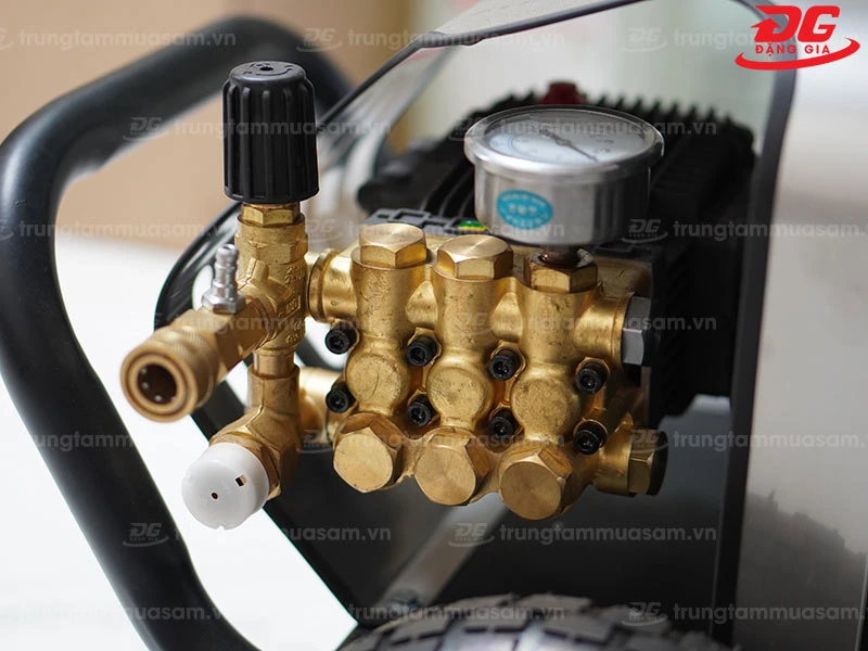 Đầu bơm mặt đồng, bên trên có cụm chỉnh áp và đồng hồ đo áp lực nước