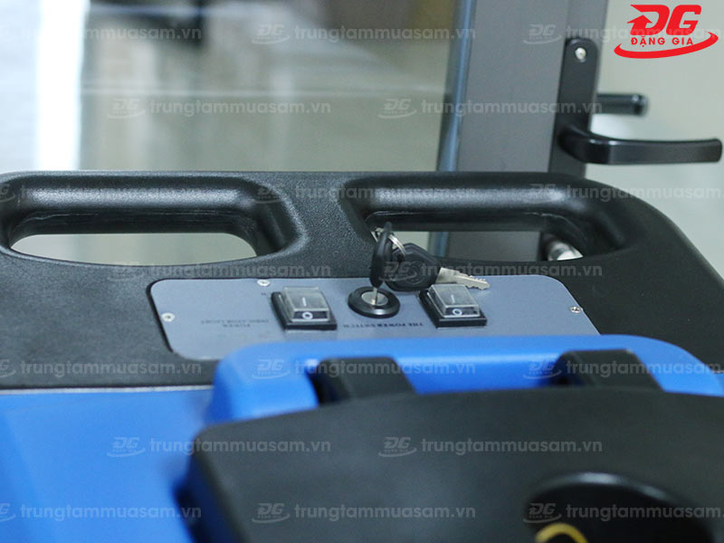 Chìa khóa & bảng điều khiển máy