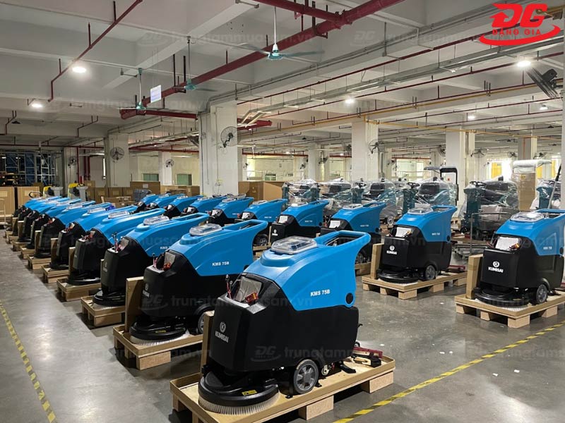 máy chà sàn Kumisai KMS 75B tại xưởng