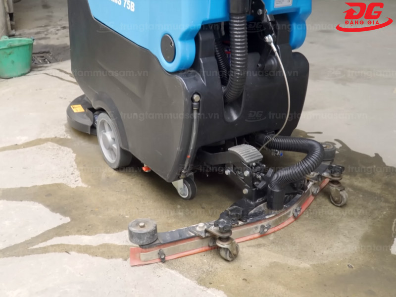 Kumisai KMS 75B hút nước bẩn ngay sau khi chà