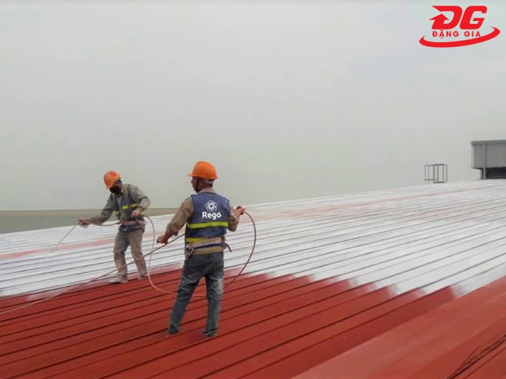 Phun sơn cách nhiệt trên mái để hạ nhiệt xưởng
