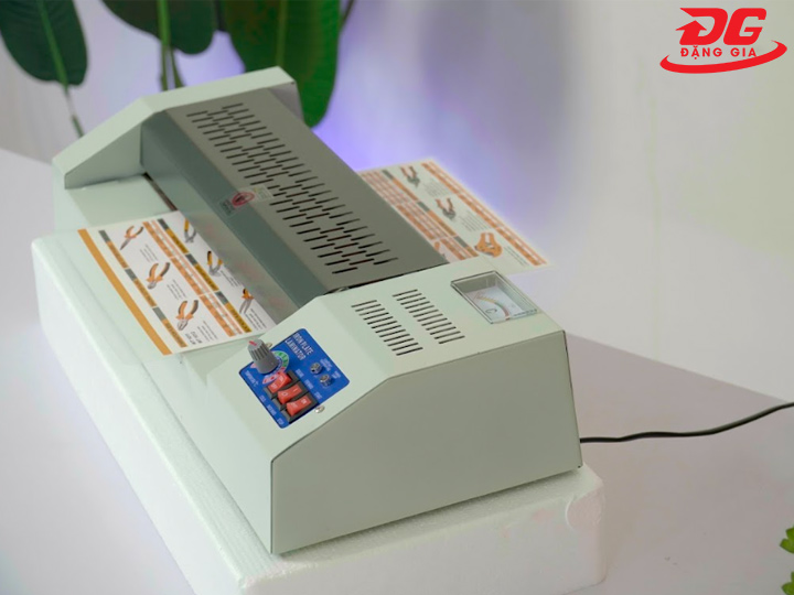 Máy ép plastic YT 320 mượt mà, không lo kẹt giấy