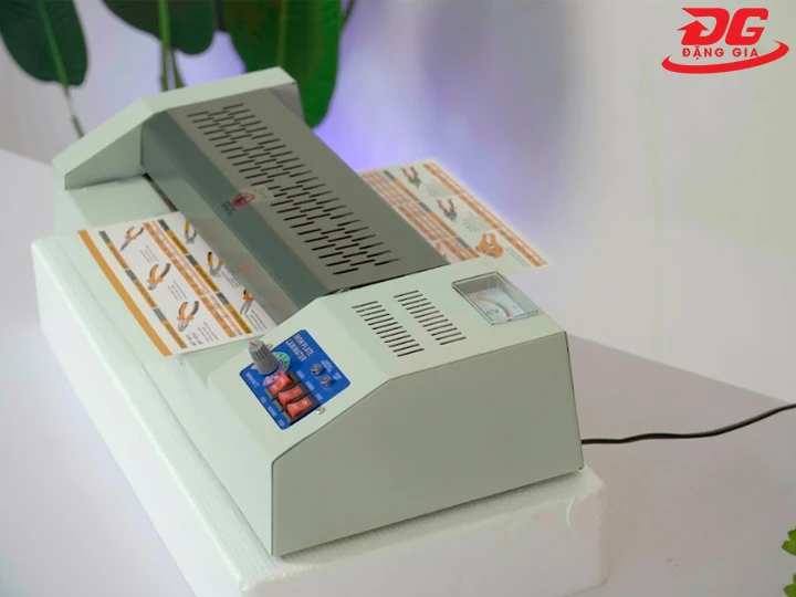Máy ép plastic YT 320 mượt mà, không lo kẹt giấy