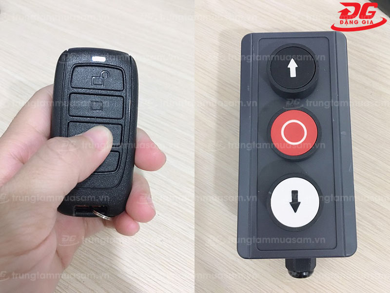 Remote (bên trái) và nút nhấn để bàn (bên phải)