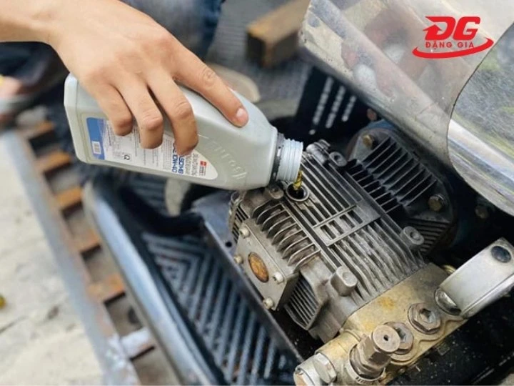 thay dầu máy rửa xe V-JET VJ 200/5.5