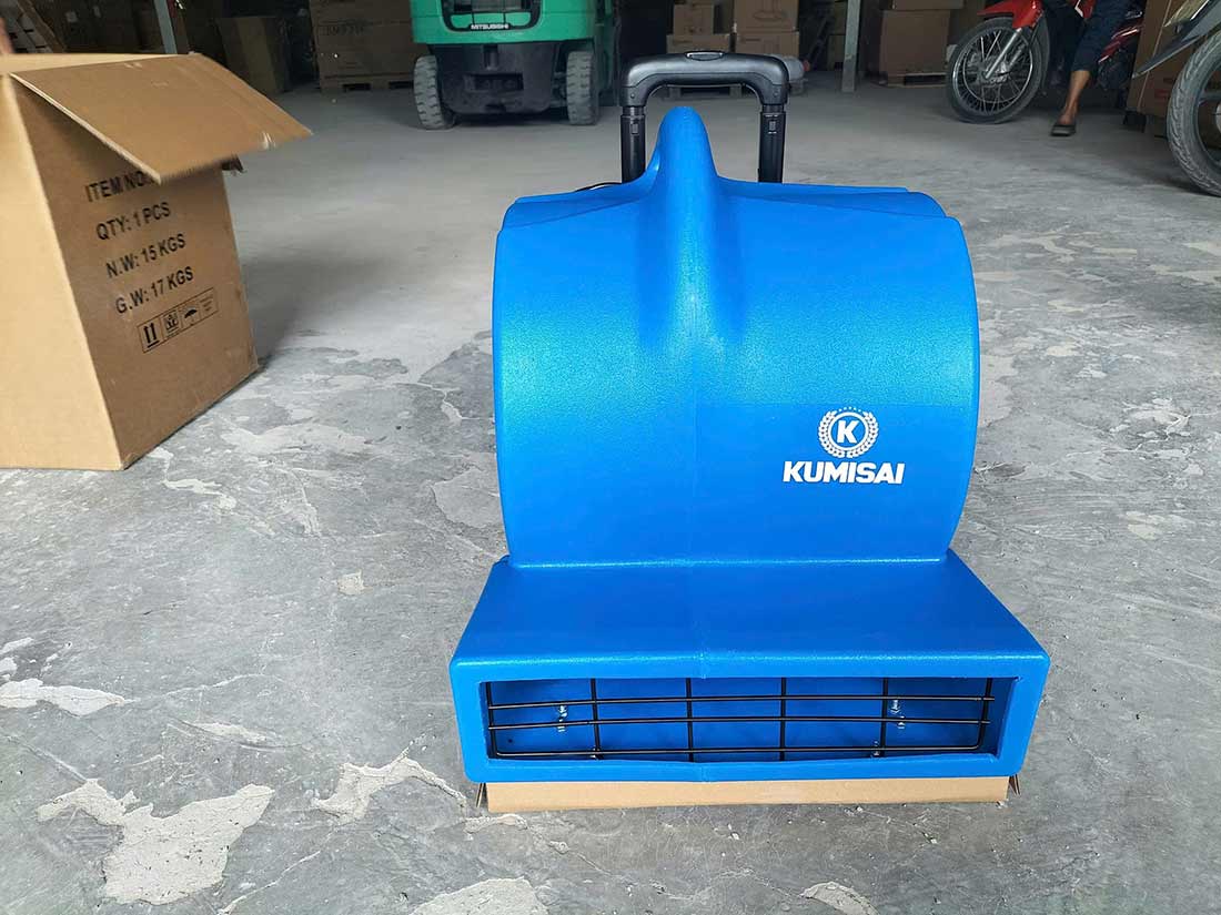Giao quạt thổi thảm Kumisai KMS 900 cho Công ty Dịch vụ vệ sinh 365 Cleaning