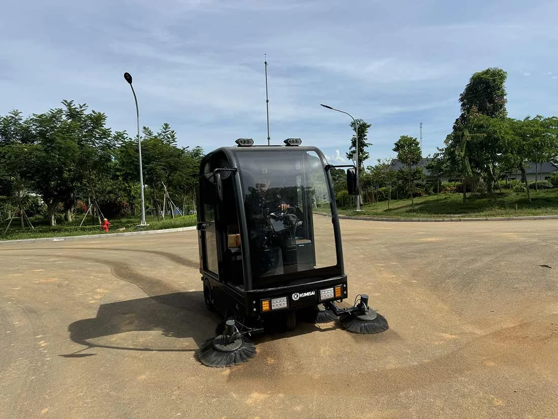 Giao xe quét rác ngồi lái Kumisai KMS13 cho Công ty Cổ phần Tập đoàn Sao Mai