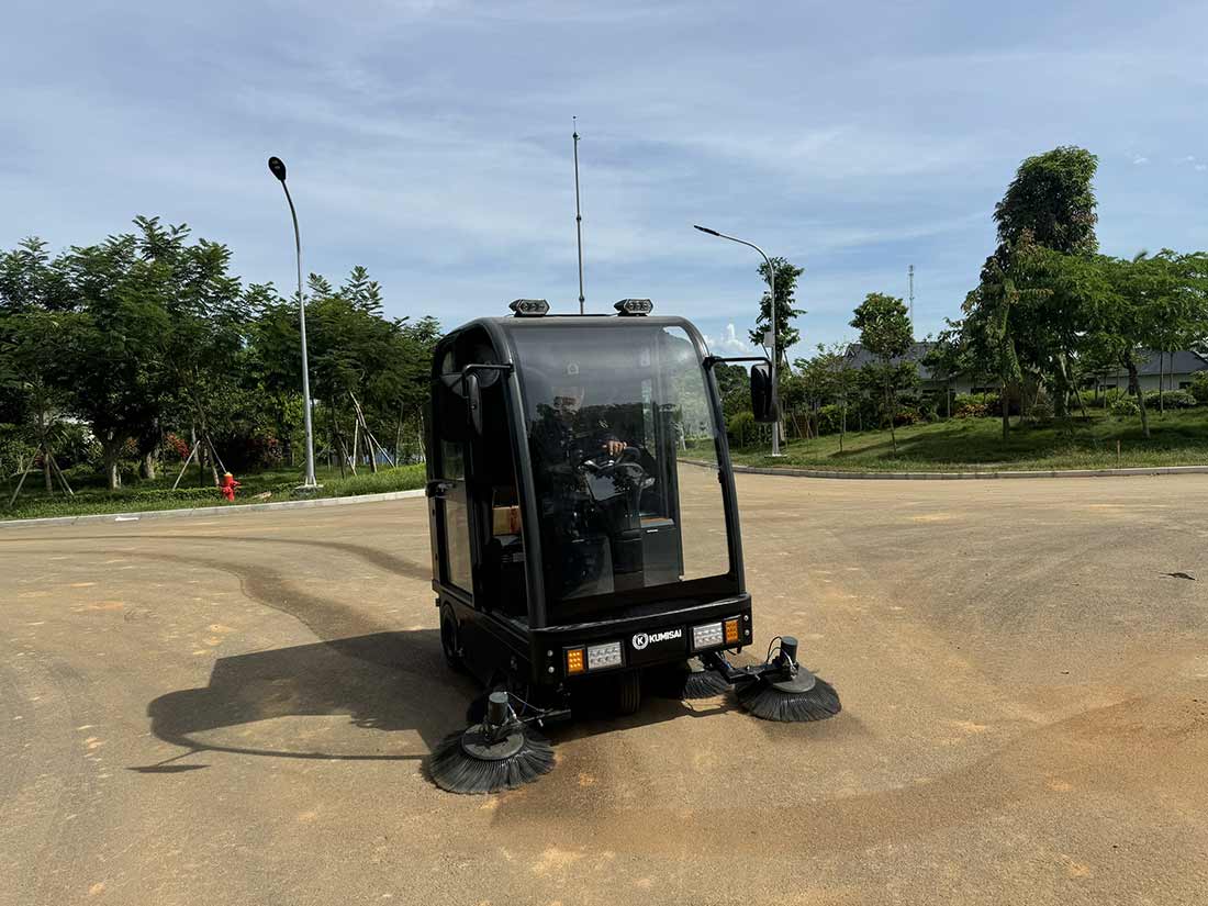 Giao xe quét rác ngồi lái Kumisai KMS13 cho Công ty Cổ phần Tập đoàn Sao Mai