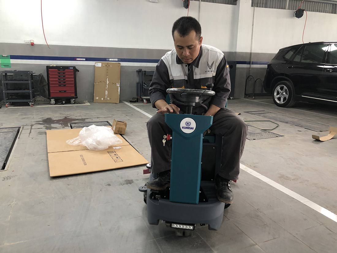 Bàn giao máy chà sàn Kumisai KMS D7 cho Trung tâm bảo dưỡng xe VinFast