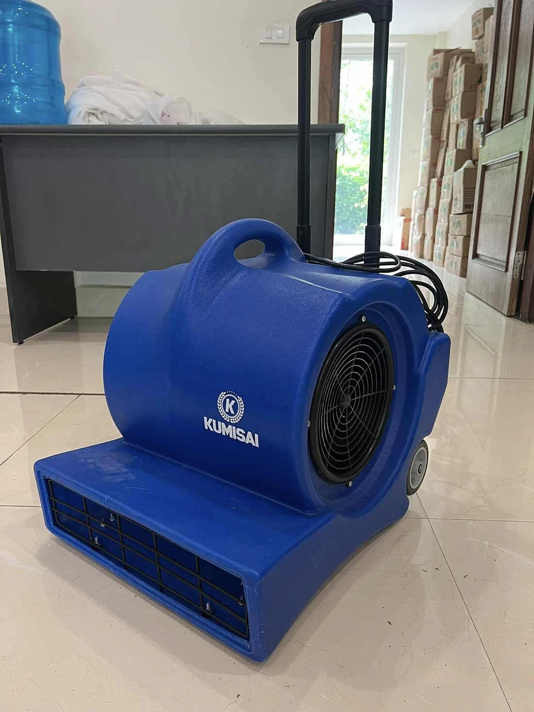 quat-thoi-tham-kumisai-kms-900-tai-cong-ty-dich-vu-ve-sinh-365-cleaning