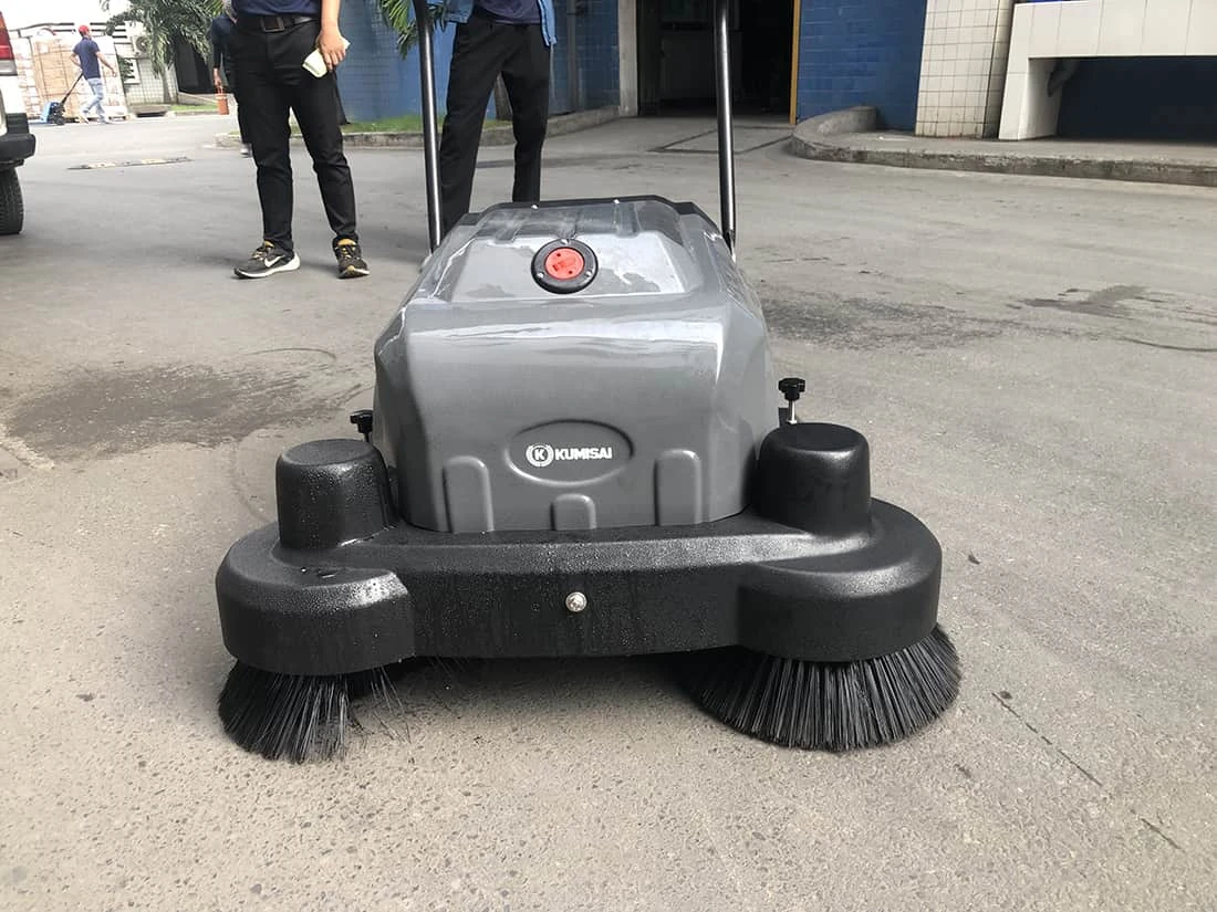 mat-truoc-cua-xe-quet-rac-ac-quy-kumisai-kms-s3