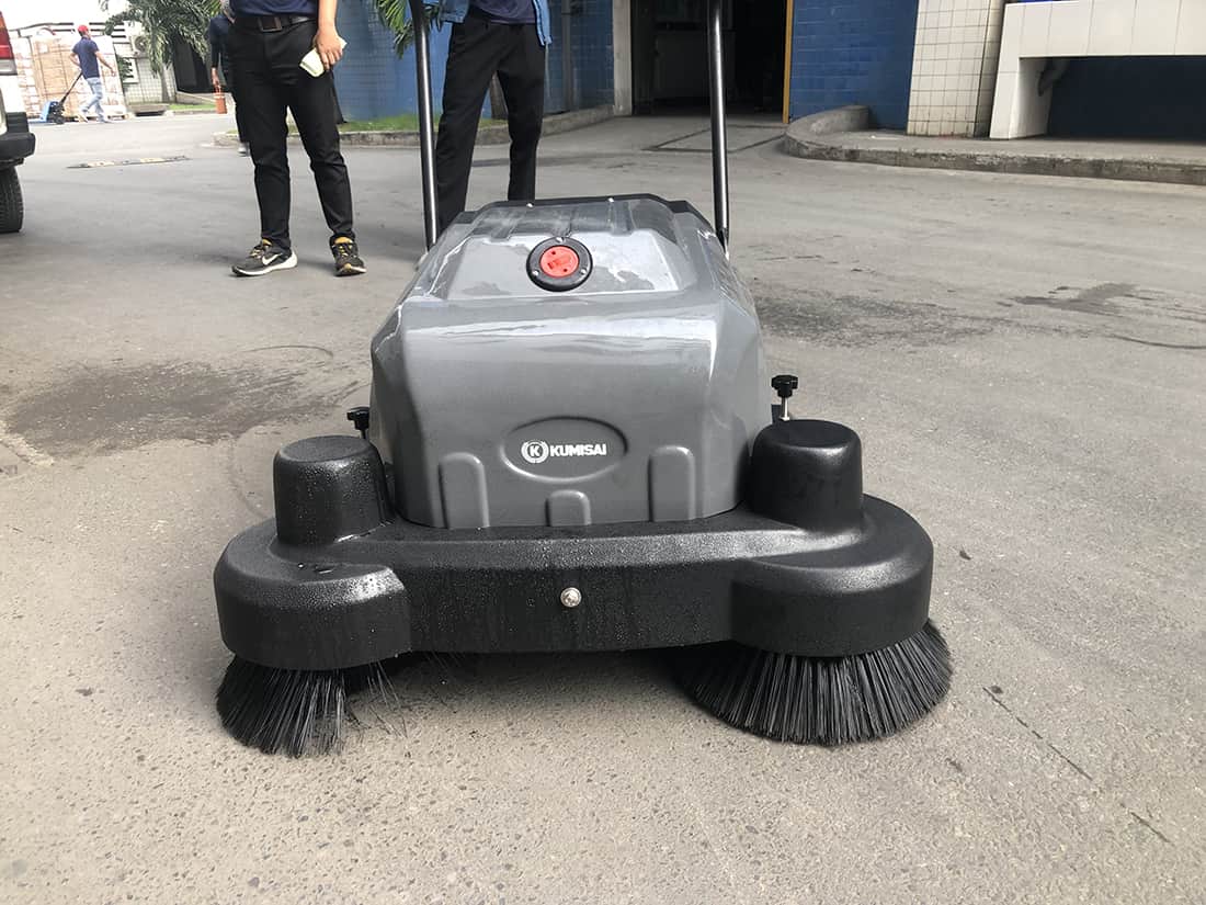 mat-truoc-cua-xe-quet-rac-ac-quy-kumisai-kms-s3