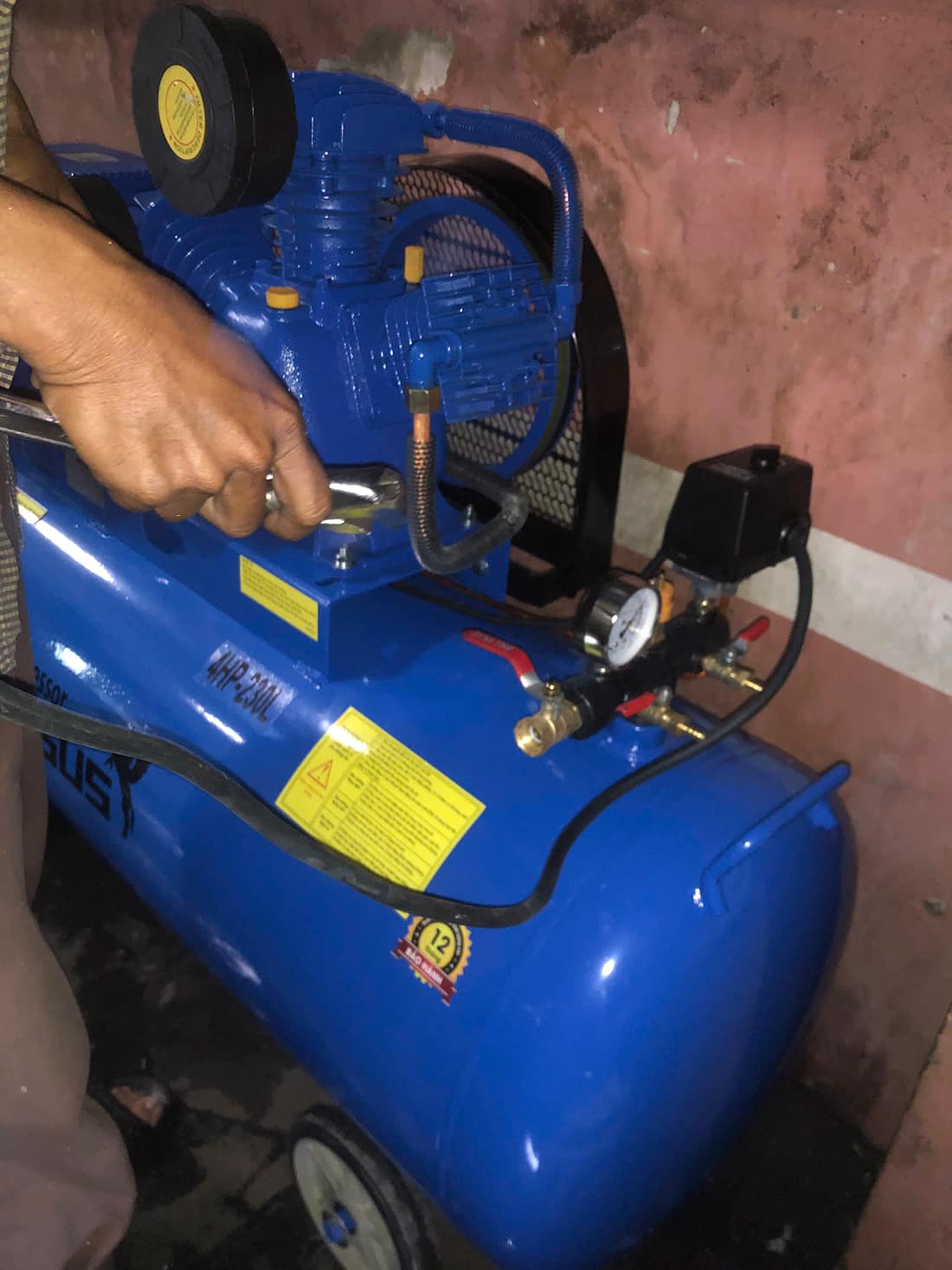 ky-thuat-vien-dang-gia-lap-dat-chi-tiet-may-nen-khong-khi-pegasus-4hp-230l