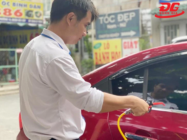 Quy trình rửa xe dùng máy nén khi thổi khô xe