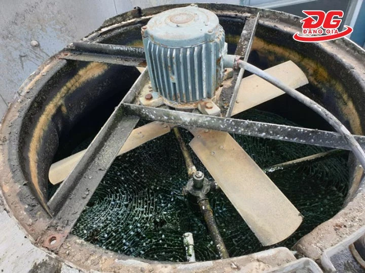 động cơ và cánh quạt của tháp giải nhiệt bị hỏng