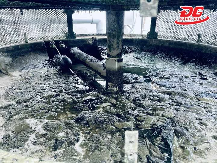 tháp giải nhiệt nhiều cặn