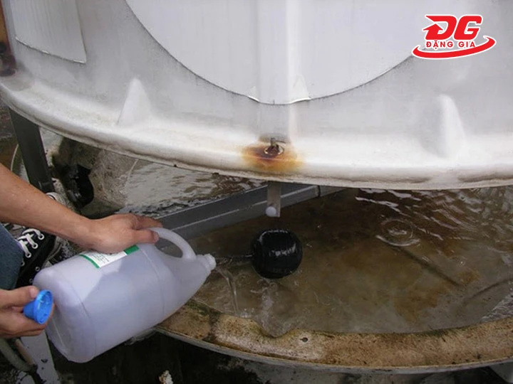 đổ hóa chất vào tháp giải nhiệt