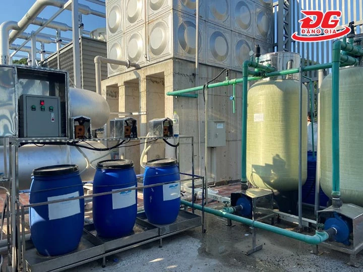 dùng hóa chất xử lý nước tháp giải nhiệt