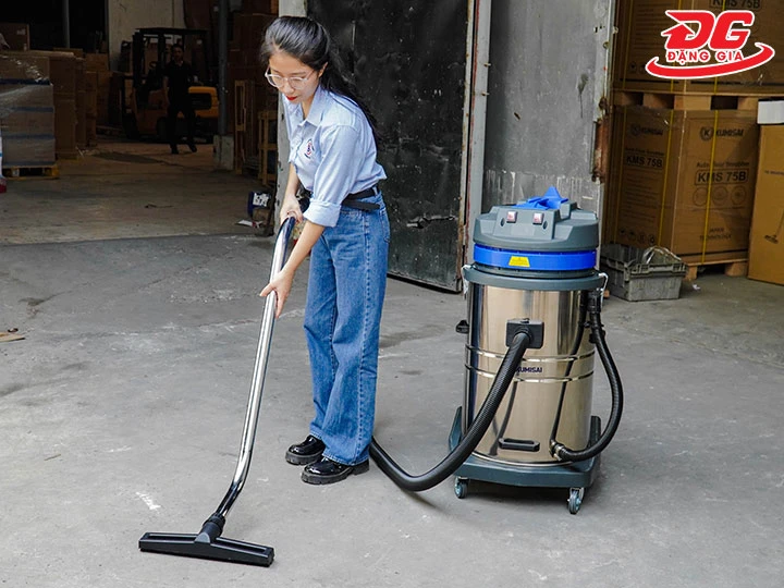 sử dụng máy hút bụi