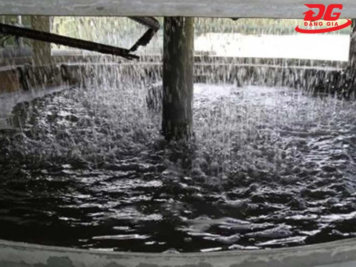 tháp giải nhiệt bị hao hụt nước do Hơi nước bắn do va đập