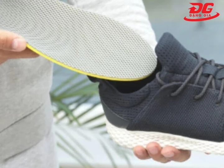 Thay lót giày sneaker