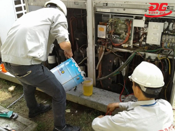 thợ sữa máy nén khí khi bị chảy nhớt