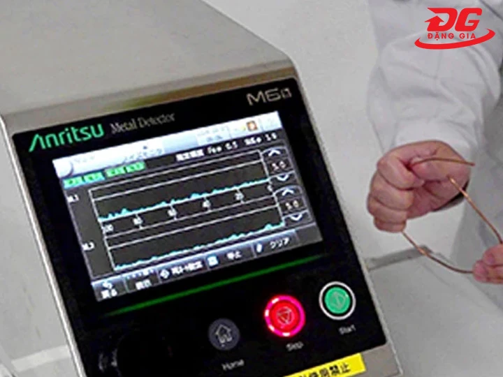 Thử nghiệm với các mẫu kim loại tiêu chuẩn Máy dò kim loại Anritsu
