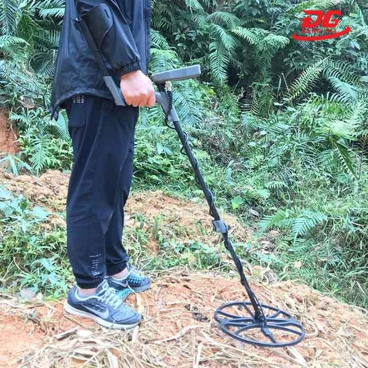 sử dụng máy dò kim loại