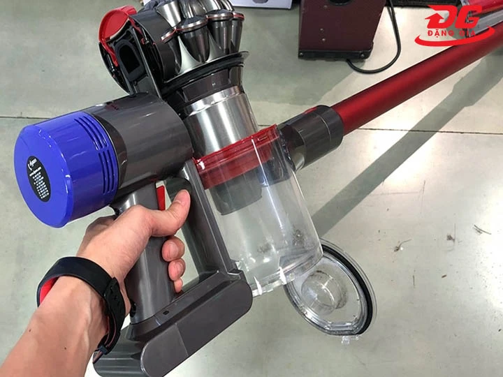 bật máy hút bụi Dyson V8
