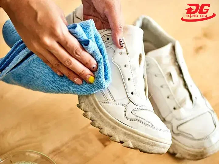 Cách vệ sinh giày da trắng