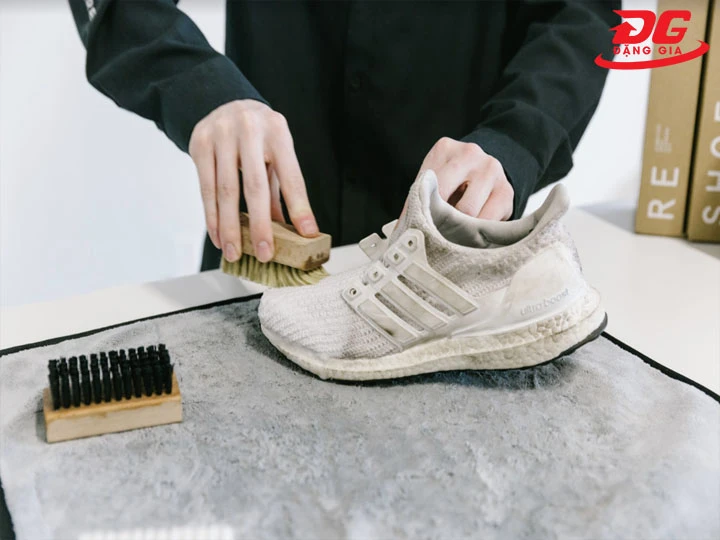 vệ sinh thân giày Adidas Ultra Boost