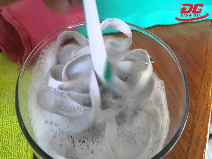 giặt dây giày riêng