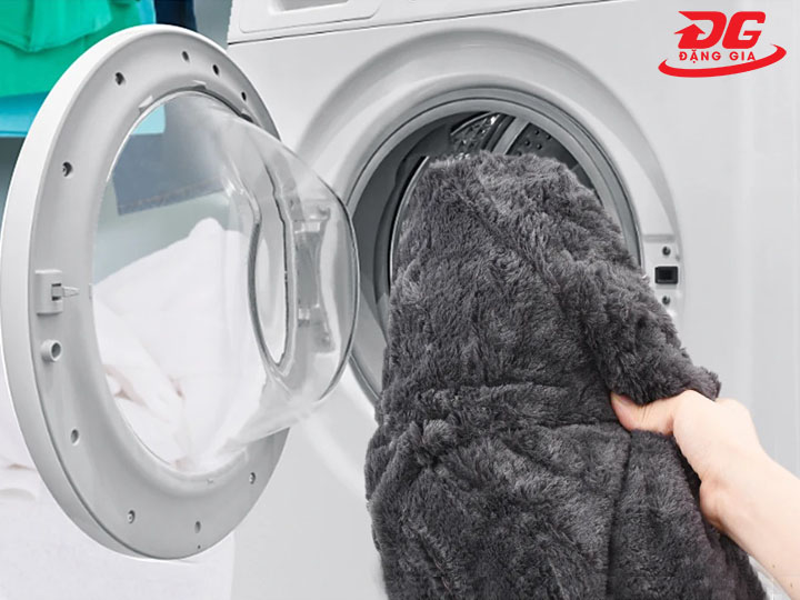 Giặt bằng tay hoặc máy giặt 