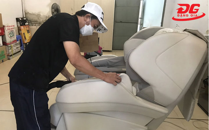 làm sạch ghế massage
