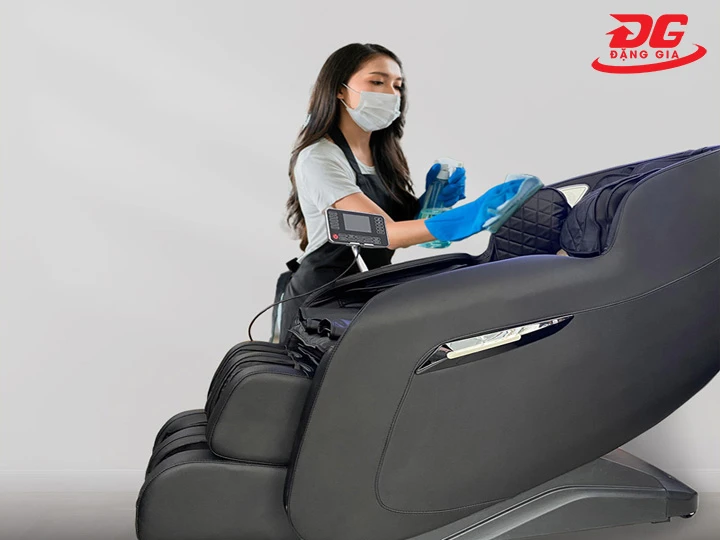 Lau sạch các chi tiết nhựa ở ghế