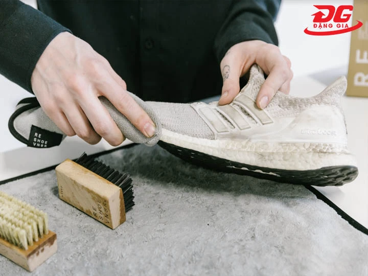 Các bước vệ sinh giày Adidas Ultra Boost