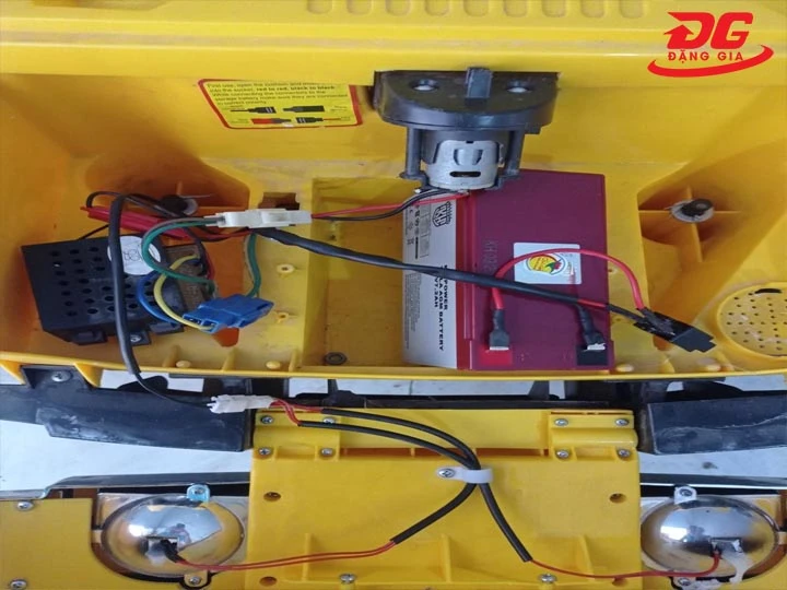 cách sạc máy chà sàn