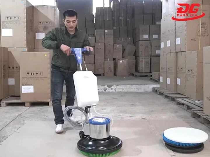 Cách sử dụng bình hóa chất