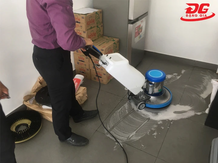 Cách sử dụng máy đánh sàn đơn