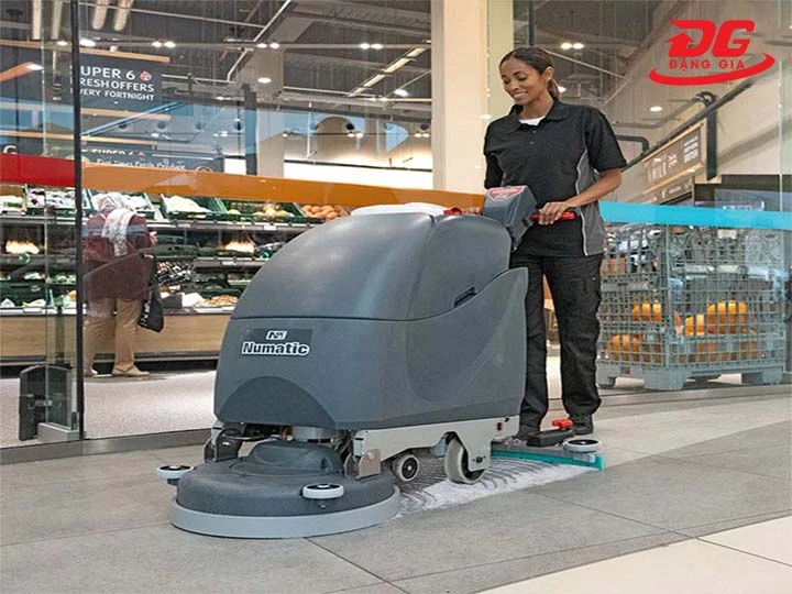 Máy chà sàn Numatic dễ sử dụng