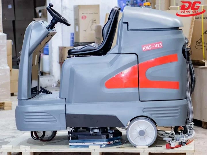chọn máy chà sàn pin có tên tuổi