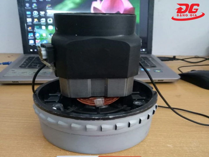 máy hút bụi công nghiệp Sancos trang bị 2 động cơ