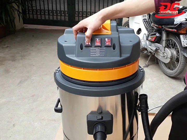 Nhấn nút nhưng máy hút bụi không vào điện