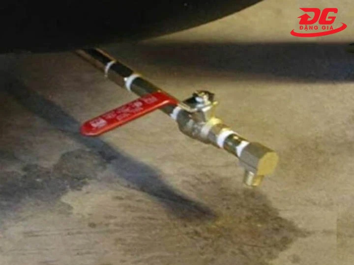 Xả nước trong bình định kỳ